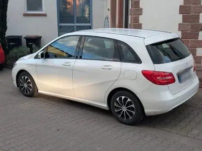 Gebraucht Mercedes B180 109 PS (80 kW) 2013 Weiß Kleinwagen