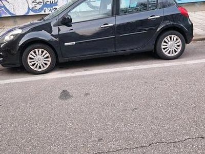 Schwarz Gebraucht 2011 Renault Clio III Kleinwagen | 1.850 €