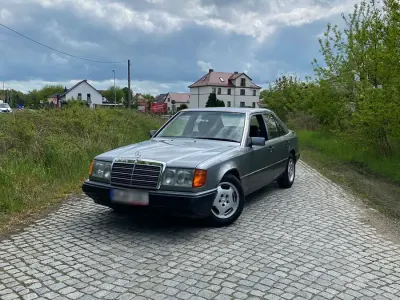 Używany Mercedes E220 150 KM (110 kW) 1993 Szary Sedan/Limuzyna