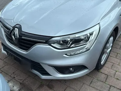 Gebraucht Renault Mégane Life 101 PS (74 kW) 2016 Silber Limousine