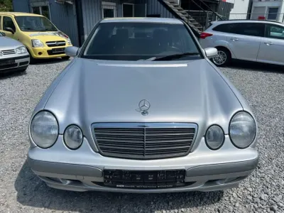 Używany Mercedes E220 143 KM (105 kW) 2001 Srebrny Sedan/Limuzyna