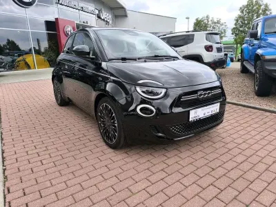 Neu Fiat 500 La Prima 65 PS (47 kW) 2026 Onyx schwarz Limousine
