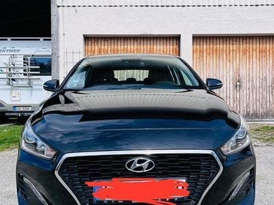 Gebraucht Hyundai i30 Select 99 PS (72 kW) 2018 Schwarz Limousine