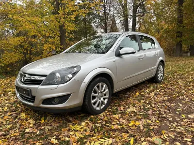 Używany Opel Astra Innovation 116 KM (85 kW) 2009 Srebrny Sedan/Limuzyna