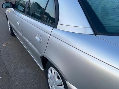 Second-hand Opel Omega 144 CP (105 kW) 1999 Argintiu Berlinǎ