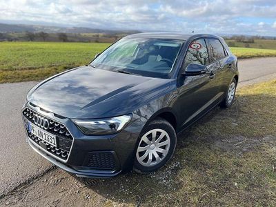 Grau Gebraucht 2023 Audi A1 Sportback Advanced Kleinwagen | 22.000 € (Fairer Preis)