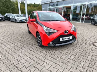 Używany Toyota Aygo Connect Style 72 KM (52 kW) 2019 Czerwony Hatchback