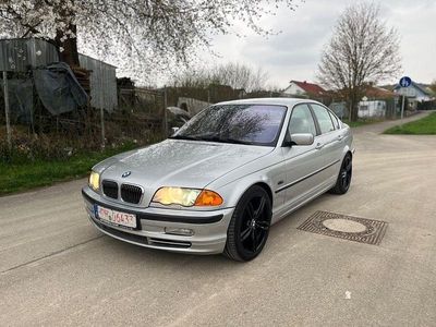 Second-hand BMW 330 Sport Line 231 CP (169 kW) 2001 Argintiu Berlinǎ