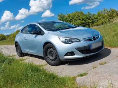 Gebraucht Opel Astra GTC 140 PS (102 kW) 2013 Silber Limousine