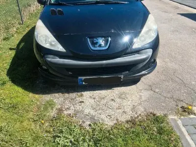 Gebraucht Peugeot 206+ 104 PS (76 kW) 2011 Schwarz Kleinwagen