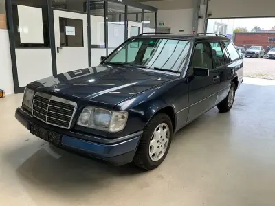 Gebraucht Mercedes E220 150 PS (110 kW) 1995 Blau Kombi