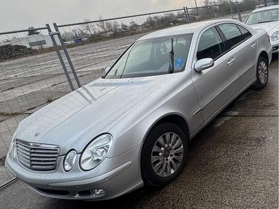 Silber Gebraucht 2002 Mercedes E200 Limousine | 3.500 €