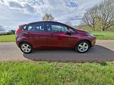 Begagnad Ford Fiesta SYNC Edition 101 HK (74 kW) 2014 Röd Halvkombi