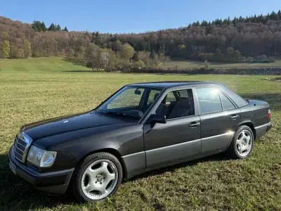 Gebraucht Mercedes E230 132 PS (97 kW) 1992 Schwarz Limousine