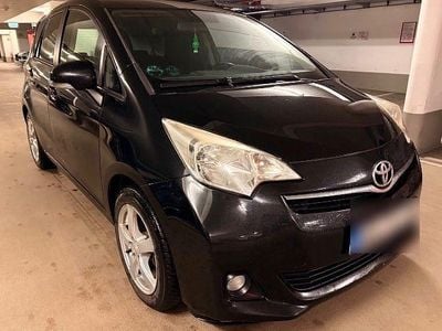 Schwarz Gebraucht 2011 Toyota Verso-S Van / Kleinbus | 4.390 € (Fairer Preis)