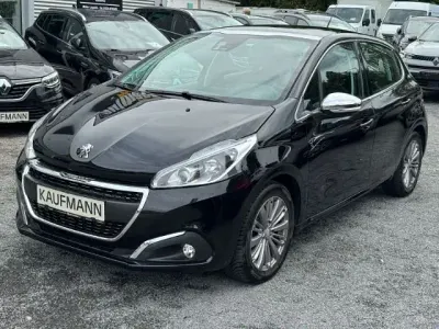Gebraucht Peugeot 208 Allure 110 PS (80 kW) 2018 Lackierung schwarz perla nera/ Kleinwagen