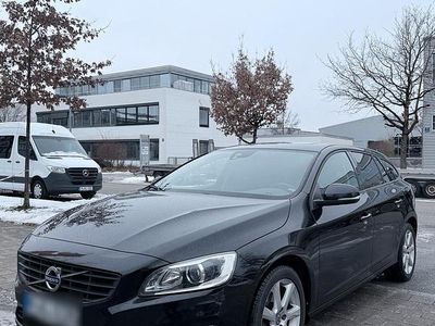Blau Gebraucht 2017 Volvo V60 Kombi | 10.000 €