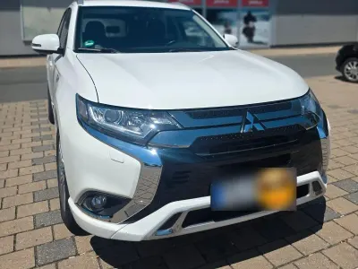 Gebraucht Mitsubishi Outlander P-HEV Basis 224 PS (164 kW) 2019 Weiß SUV