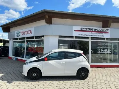 Gebraucht Toyota Aygo X-play 69 PS (50 kW) 2017 Weiß Kleinwagen