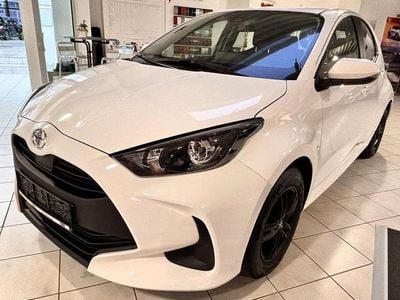 Weiß Gebraucht 2023 Toyota Yaris Comfort Limousine | 17.980 € (Fairer Preis)