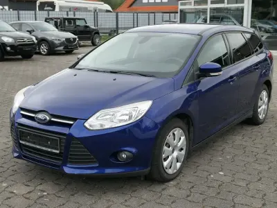 Gebraucht Ford Focus Trend 125 PS (91 kW) 2014 Blau Limousine