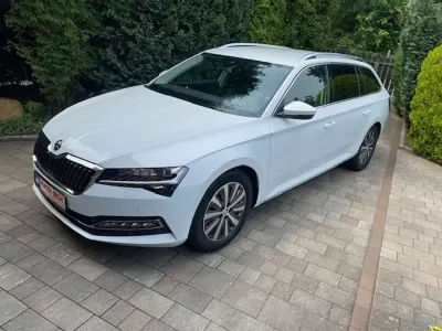 Gebraucht Skoda Superb Premium Edition 150 PS (110 kW) 2023 Moonweiss metallic Kombi