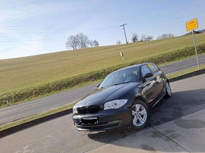 Gebraucht BMW 116 122 PS (89 kW) 2009 Schwarz Kleinwagen