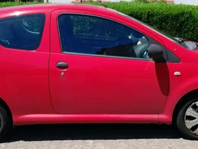 Gebraucht Toyota Aygo 68 PS (50 kW) 2008 Rot Kleinwagen