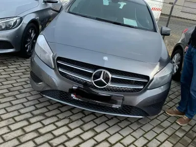 Gebraucht Mercedes A180 122 PS (89 kW) 2014 Grau Kleinwagen