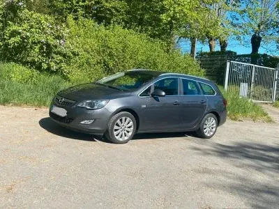 Używany Opel Astra Innovation 140 KM (102 kW) 2011 Szary Kombi