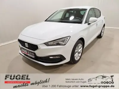 Używany Seat Leon Style 131 KM (96 kW) 2022 Biały Sedan/Limuzyna