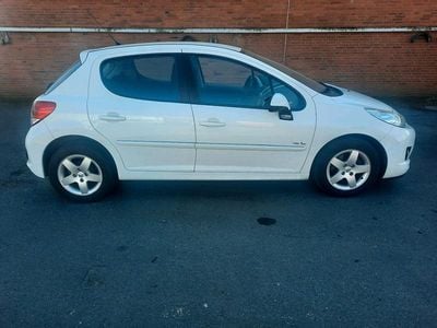 Gebraucht Peugeot 207 95 PS (69 kW) 2011 Weiß Limousine