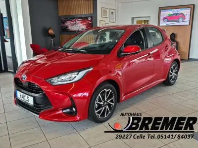 Gebraucht Toyota Yaris Hybrid Team 92 PS (67 kW) 2022 Karminarot Limousine