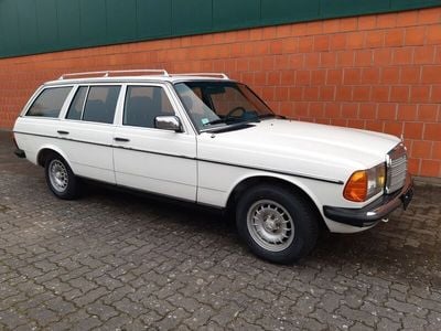 Weiß Gebraucht 1985 Mercedes 240 Kombi | 18.500 €
