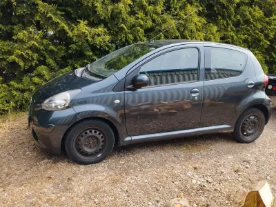 Gebraucht Toyota Aygo 68 PS (50 kW) 2009 Grau Kleinwagen