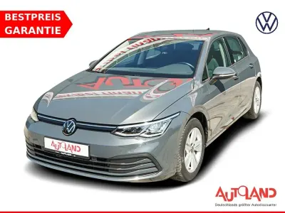 Gebraucht VW Golf VIII Life 131 PS (96 kW) 2020 Delfingrau metallic Limousine