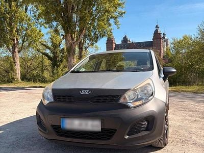 Second-hand Kia Rio 86 CP (63 kW) 2012 Argintiu Berlinǎ