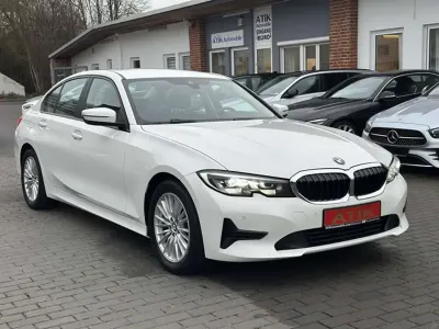 Gebraucht BMW 318 Advantage 150 PS (110 kW) 2022 Alpinweiss iii (metallic) Limousine