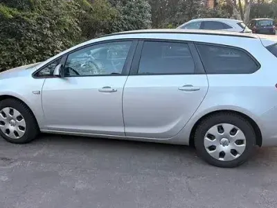 Używany Opel Astra Selection 140 KM (102 kW) 2011 Srebrny Kombi