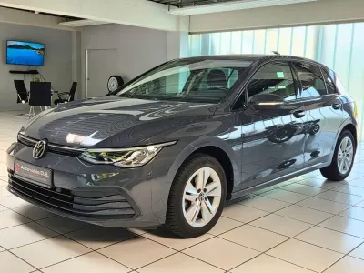 Gebraucht VW Golf VIII Life 131 PS (96 kW) 2020 Grau Limousine