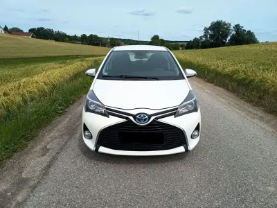 Gebraucht Toyota Yaris Club 101 PS (74 kW) 2014 Weiß Kleinwagen