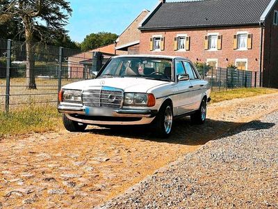 Gebraucht Mercedes E230 136 PS (100 kW) 1983 Weiß Limousine