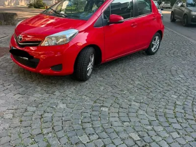 Gebraucht Toyota Yaris 72 PS (52 kW) 2014 Rot Kleinwagen