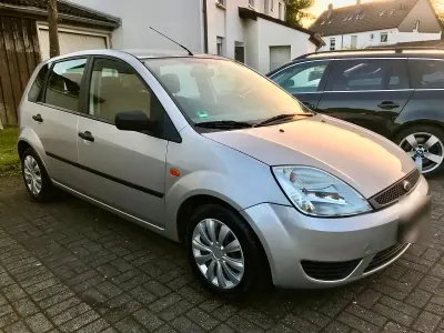Gebraucht Ford Fiesta 70 PS (51 kW) 2005 Silber Kleinwagen