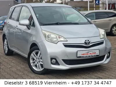 Gebraucht Toyota Verso-S Club 99 PS (72 kW) 2012 Silber Van / Kleinbus