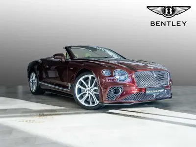 Begagnad Bentley Azure 549 HK (403 kW) 2022 Röd Cab
