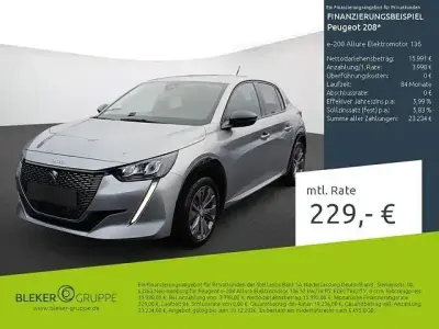 Usata Peugeot e-208 Allure 100 kW (136 CV) 2023 Grigio Utilitaria