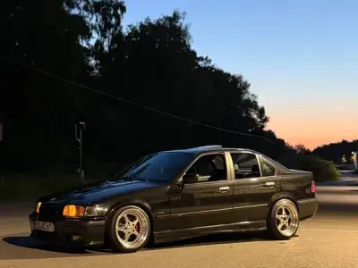 Gebraucht BMW 323 M Sport 170 PS (125 kW) 1997 Schwarz Limousine