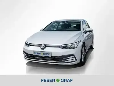 Gebraucht VW Golf VII 110 PS (80 kW) 2021 Oryxweiß perlmutteffekt Kleinwagen
