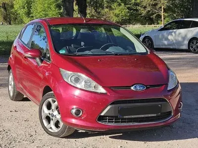 Usata Ford Fiesta Titanium 82 CV (60 kW) 2009 Rosso Berlina